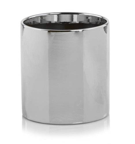 Ghiveci decorativ realizat din ceramică argintie cu finisaj premium și design elegant, ideal pentru decoruri moderne și sofisticate. Aspectul metalizat oferă un plus de stil și rafinament oricărui spațiu interior și completează perfect plantele decorative, florile sau suculentele. Este potrivit pentru living, dormitor, birou sau dining și reprezintă o alegere excelentă pentru decoruri glam și accesorii decorative premium.