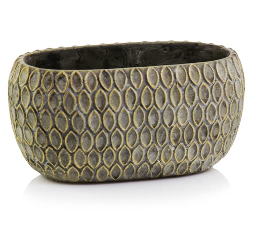 Ghiveci decorativ realizat din ceramică cu finisaj rustic și design autentic, ideal pentru plante decorative și amenajări cozy sau farmhouse. Aspectul natural și textura decorativă adaugă căldură și farmec oricărui spațiu interior sau exterior protejat și completează armonios livingurile rustice, balcoanele sau terasele acoperite. Este potrivit pentru flori, plante verzi sau suculente și reprezintă o alegere inspirată pentru iubitorii de decor tradițional și accesorii decorative naturale.
