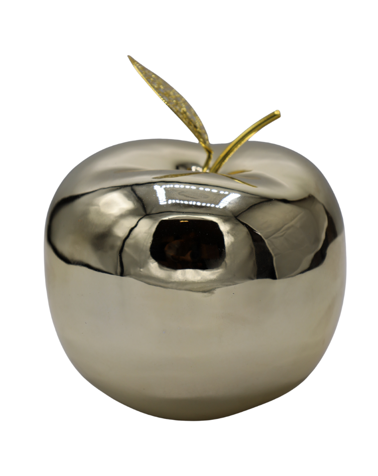 Decorațiune în formă de măr realizată din ceramică aurie cu codiță metalică elegantă, ideală pentru decoruri moderne și sofisticate. Aspectul său premium și finisajul strălucitor completează armonios spațiile elegante și adaugă un accent decorativ rafinat pentru living, dining, birou sau vitrine decorative. Simbol al prosperității și armoniei, acest măr decorativ reprezintă o alegere inspirată pentru cadouri de casă nouă, aniversări sau persoane pasionate de accesorii decorative luxoase.
