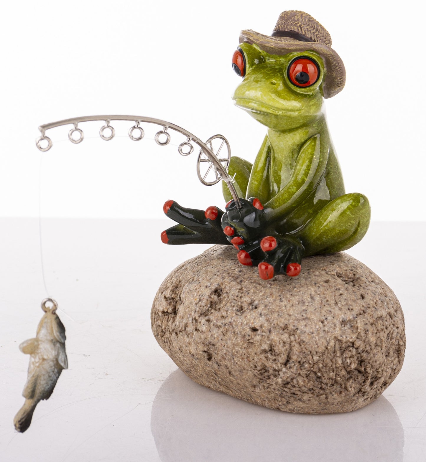 Figurină broască pescar pe piatră 14x11x17 cm