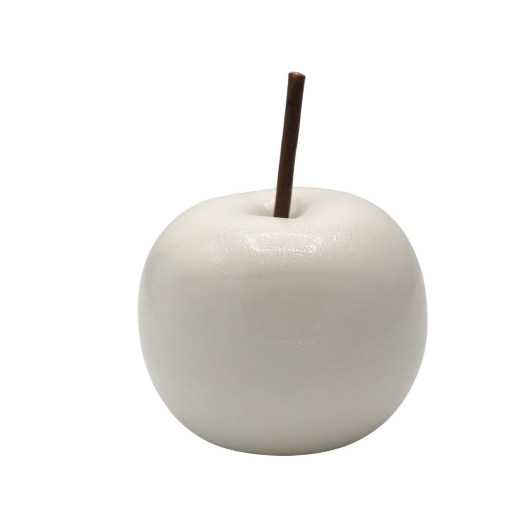 Măr decorativ realizat din ceramică albă cu design minimalist și elegant, creat pentru a aduce luminozitate și rafinament oricărui decor interior. Dimensiunea compactă îl face perfect pentru rafturi, măsuțe decorative, birouri sau compoziții moderne și minimaliste. Simbol al armoniei și echilibrului, această piesă decorativă completează armonios interioarele contemporane și reprezintă o alegere inspirată pentru cadouri de casă nouă, aniversări sau decoruri elegante și luminoase.