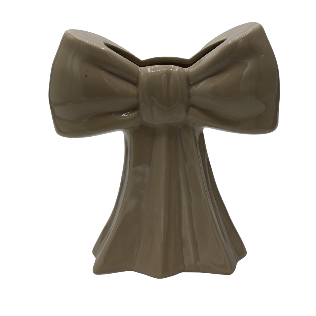 Vază decorativă realizată din ceramică bej cu finisaj elegant tip fontă, ideală pentru decoruri moderne și minimaliste. Designul său rafinat completează armonios spațiile contemporane și oferă un accent cald și sofisticat pentru living, dormitor, birou sau dining. Este perfectă pentru flori naturale, flori artificiale sau aranjamente decorative și reprezintă o alegere excelentă pentru decoruri elegante și cadouri inspirate pentru casă nouă sau aniversări.