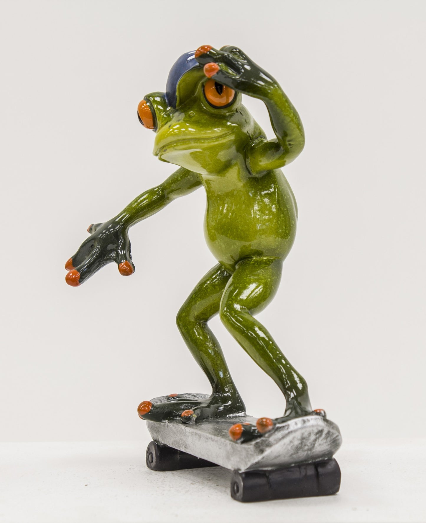 Figurină broască skateboard 15x12x8 cm – decor haios