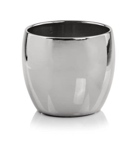 Ghiveci decorativ realizat din ceramică argintie cu finisaj premium și design elegant, ideal pentru decoruri moderne și sofisticate. Aspectul metalizat oferă un plus de stil și rafinament oricărui spațiu interior și completează perfect plantele decorative, florile sau suculentele. Este potrivit pentru living, dormitor, birou sau dining și reprezintă o alegere excelentă pentru decoruri glam și accesorii decorative premium.