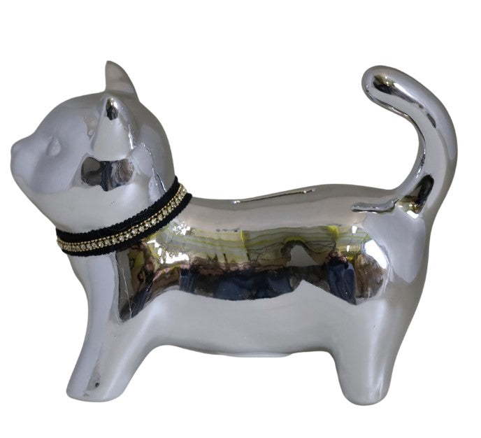 Pușculiță decorativă în formă de pisică realizată din ceramică argintie elegantă, creată pentru a aduce un plus de stil și funcționalitate oricărui spațiu interior. Este ideală pentru dormitor, living, birou sau camera copilului și oferă un accent modern și sofisticat decorului. Finisajul argintiu premium completează perfect amenajările contemporane și transformă această pușculiță într-o idee excelentă de cadou pentru iubitorii de pisici, aniversări, copii sau casă nouă.