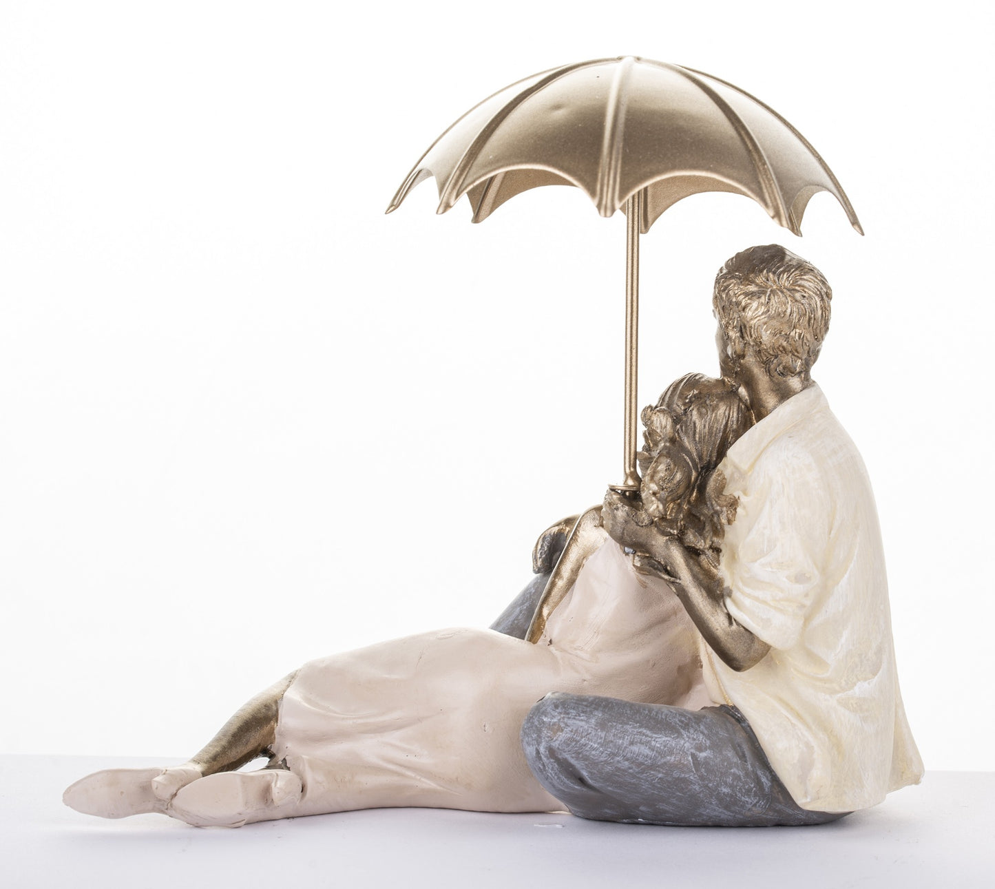 Figurină cuplu îmbrățișați cu umbrelă 15x18x11 cm