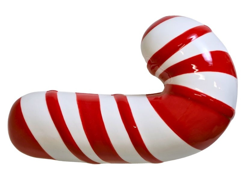 Farfurie decorativă realizată din ceramică în formă inspirată de bomboanele festive de Crăciun, creată pentru a aduce culoare, veselie și spiritul sărbătorilor în orice locuință. Este ideală pentru servirea dulciurilor, biscuiților, prăjiturilor sau gustărilor festive și completează perfect mesele de Crăciun și decorurile de iarnă. Designul său jucăuș și elegant transformă această farfurie într-un accesoriu decorativ perfect pentru living, dining sau bucătărie și într-o idee minunată de cadou