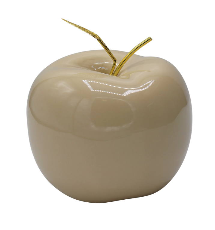 Decorațiune în formă de măr realizată din ceramică bej cu codiță metalică aurie, creată pentru a aduce eleganță și rafinament în orice decor interior. Aspectul său sofisticat și combinația cromatică modernă o fac potrivită pentru living, dining, birou sau vitrine decorative. Simbol al prosperității și armoniei, această piesă decorativă este ideală pentru decoruri elegante și poate fi oferită drept cadou pentru casă nouă, aniversări sau persoanelor pasionate de design interior și accesorii premium.