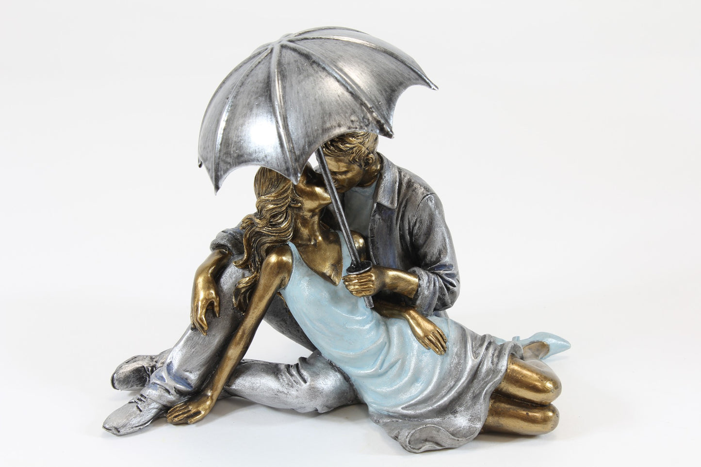 Figurină cuplu îmbrățișați cu umbrelă 15x19x12 cm