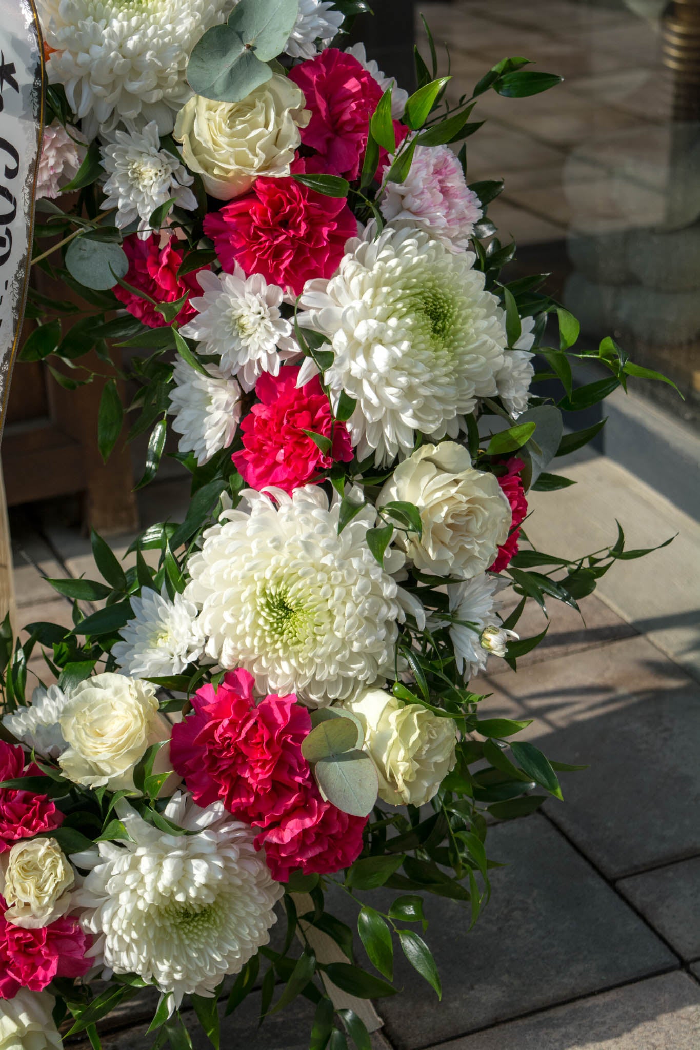 omagiu delicat - detaliu al coroanei funerare tanar mereu