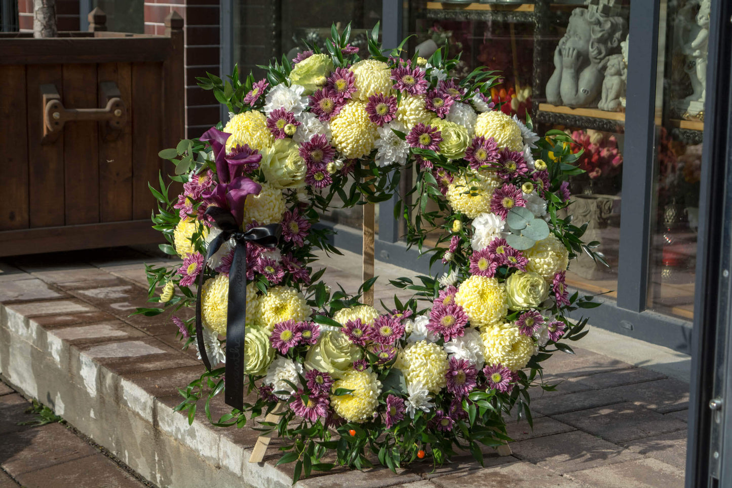 Detaliu coroană funerară 'Pictură în Ulei': crizanteme mov în prim-plan, exprimând eleganța și solemnitatea, cu livrare GRATUITĂ în Resita.