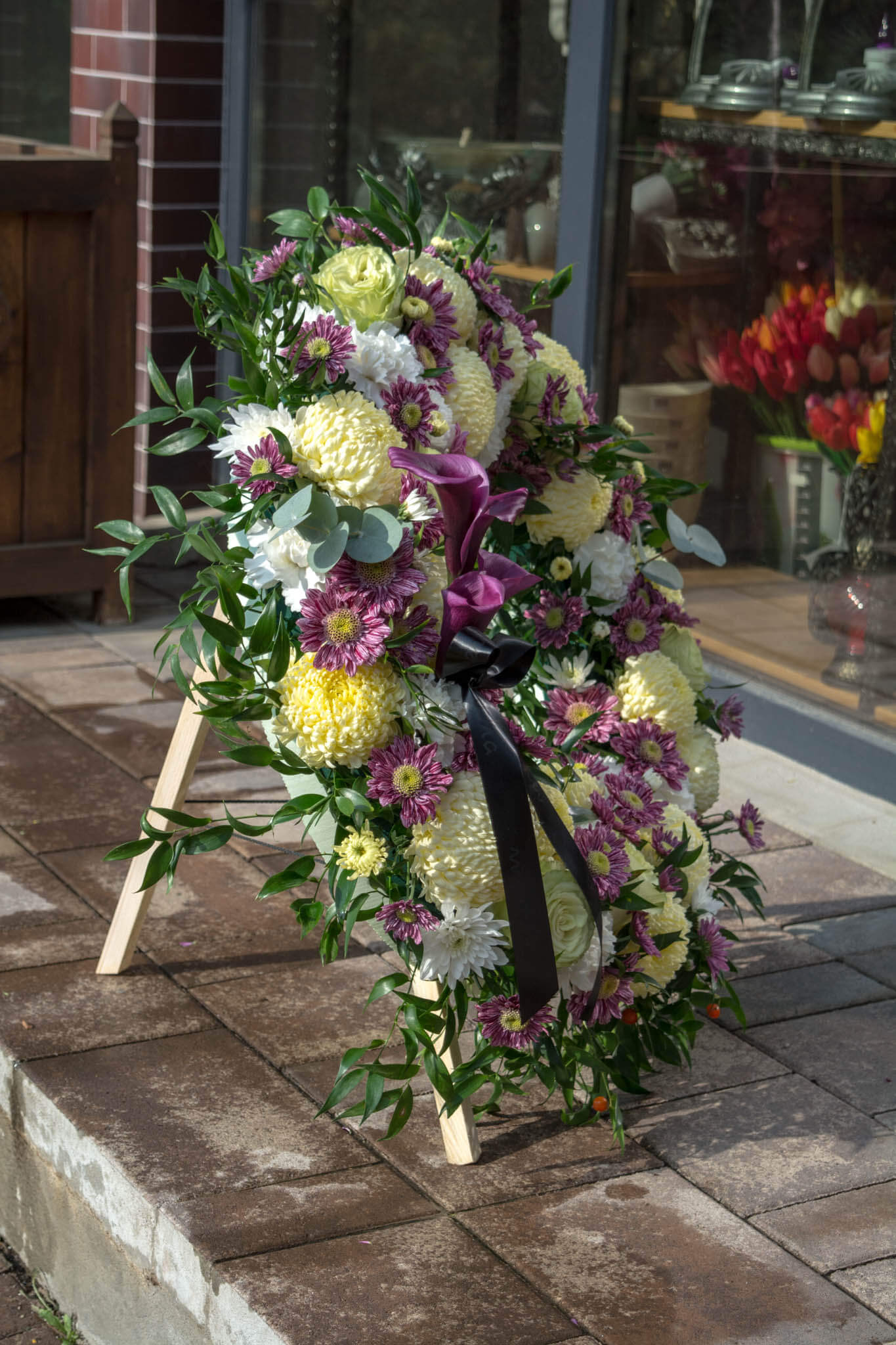 Coroană funerară în ansamblu: ultima imagine din colecție, evidențiind armonia și frumusețea generală a aranjamentului floral, cu livrare GRATUITĂ în Resita.