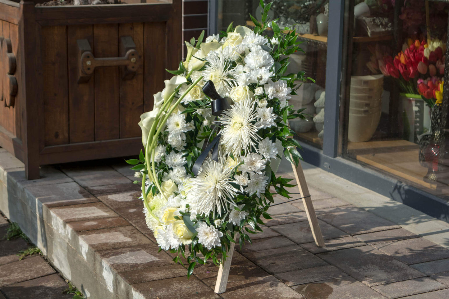 Coroană funerară 'Alb Spre Infinit' în ansamblu: ultima imagine, subliniind solemnitatea și frumusețea acestei compoziții, cu livrare GRATUITĂ în Resita
