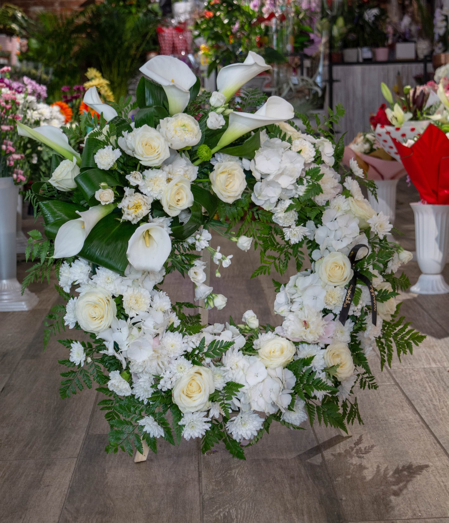 Coroană funerară 'Iubire Eternă' cu livrare GRATUITĂ în Resita Aranjament funerar din flori proaspete pentru iubire eternă Comandă coroană funerară 'Iubire Eternă' cu livrare GRATUITĂ în Resita Coroană funerară solemnă și respectuoasă pentru iubire veșnică Livrare coroană funerară 'Iubire Eternă' cu flori proaspete în Resita