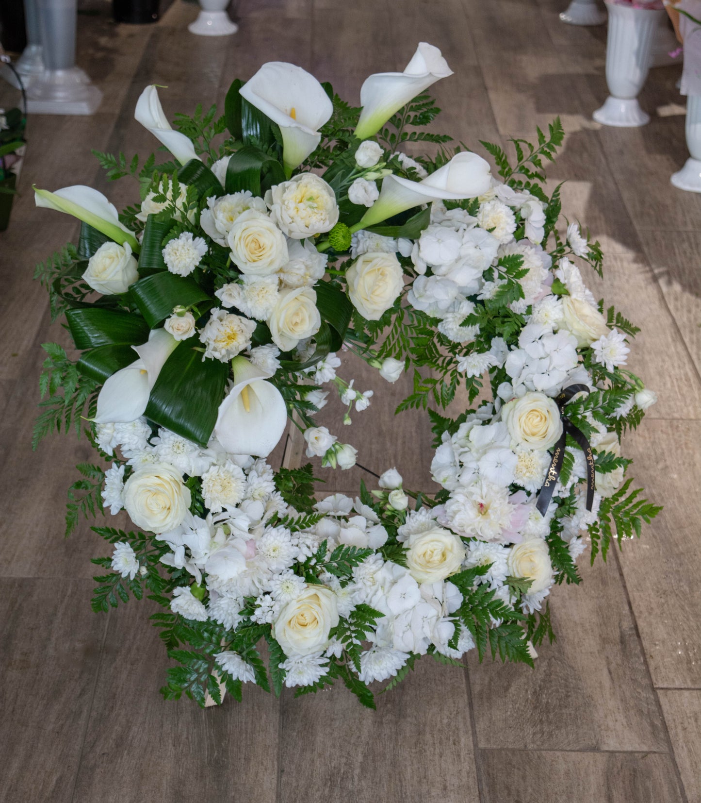 Buchet funerar cu flori naturale pentru o adio plin de iubire și respect Coroană funerară personalizată 'Iubire Eternă' cu flori proaspete Trandafiri și alte flori naturale în coroana funerară pentru iubire eternă Omagiu și respect cu coroana funerară 'Iubire Eternă' cu flori proaspete Livrare rapidă și GRATUITĂ pentru coroana funerară 'Iubire Eternă' cu flori naturale în Resita.