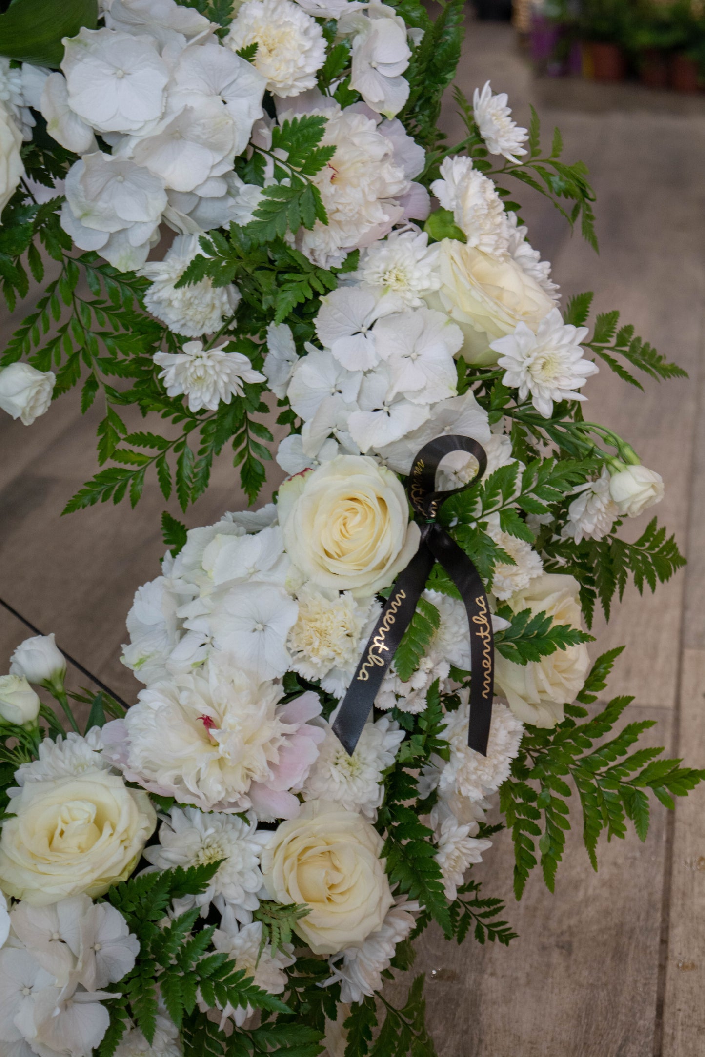 Buchet funerar cu flori naturale pentru o adio plin de iubire și respect Coroană funerară personalizată 'Iubire Eternă' cu flori proaspete Trandafiri și alte flori naturale în coroana funerară pentru iubire eternă Omagiu și respect cu coroana funerară 'Iubire Eternă' cu flori proaspete Livrare rapidă și GRATUITĂ pentru coroana funerară 'Iubire Eternă' cu flori naturale în Resita.