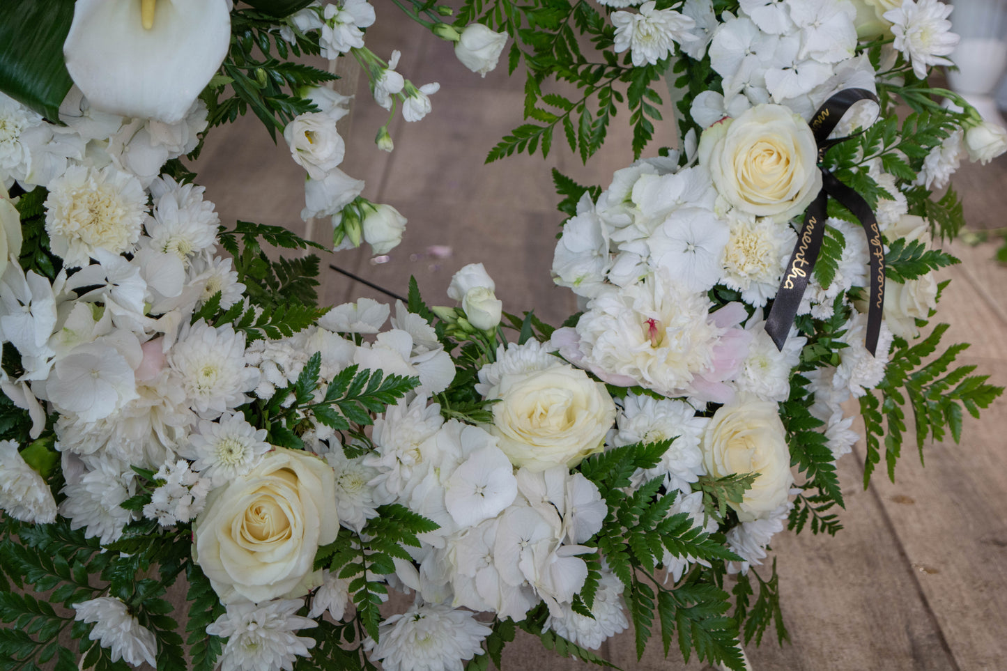 Coroană funerară 'Iubire Eternă' cu livrare GRATUITĂ în Resita Aranjament funerar din flori proaspete pentru iubire eternă Comandă coroană funerară 'Iubire Eternă' cu livrare GRATUITĂ în Resita Coroană funerară solemnă și respectuoasă pentru iubire veșnică Livrare coroană funerară 'Iubire Eternă' cu flori proaspete în Resita