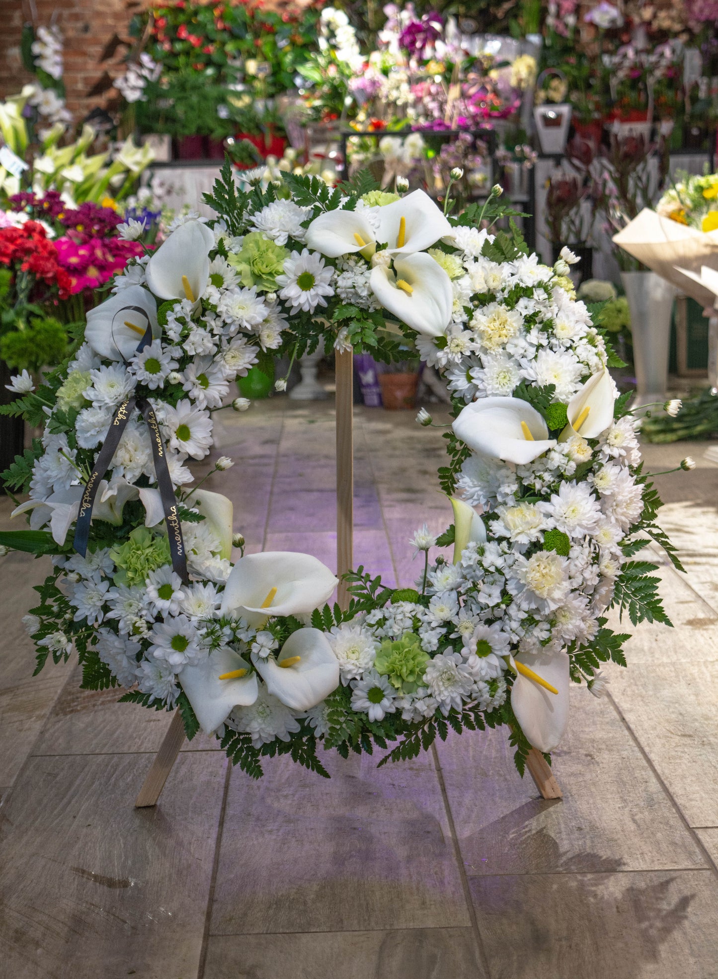 Coroane funerare cu flori naturale în Resita Aranjamente funerare din flori proaspete Comandă coroane funerare cu flori naturale în Resita Coroane funerare elegante și respectuoase Livrare coroane funerare cu flori proaspete în Resita