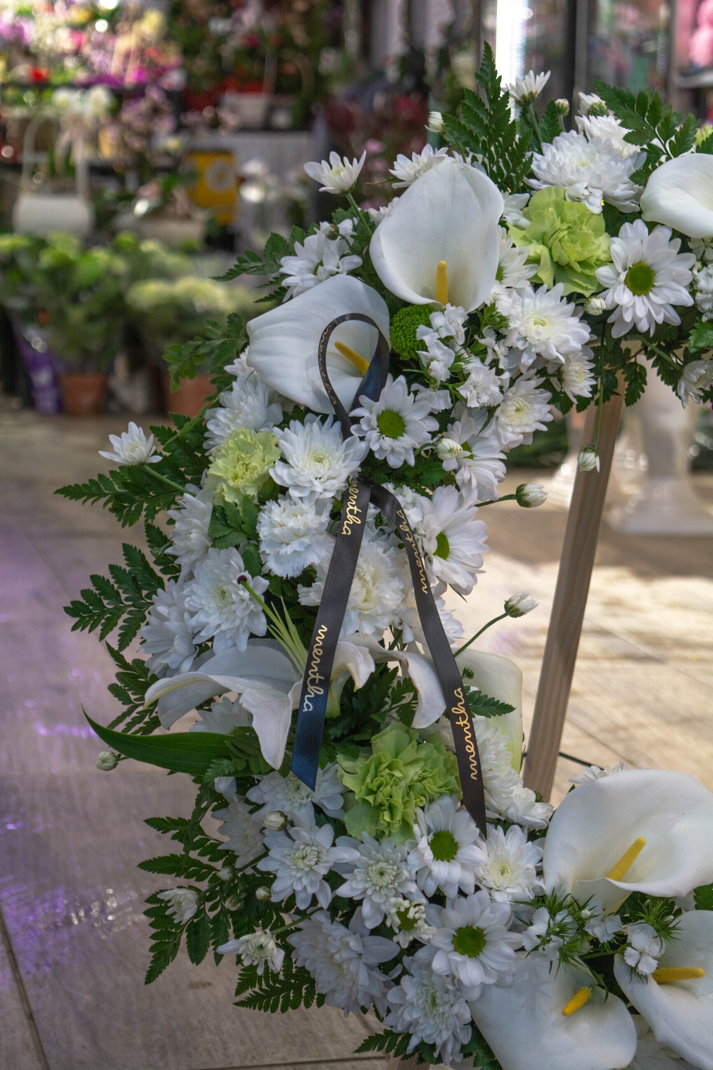 Coroane funerare cu flori naturale în Resita Aranjamente funerare din flori proaspete Comandă coroane funerare cu flori naturale în Resita Coroane funerare elegante și respectuoase Livrare coroane funerare cu flori proaspete în Resita