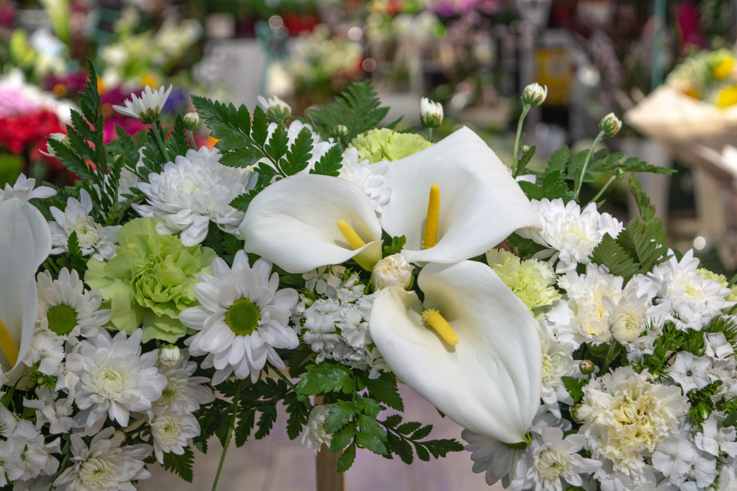 Buchete funerare cu flori naturale în memoria celor dragi Coroane funerare personalizate cu flori proaspete Trandafiri și alte flori naturale în coroanele funerare Omagiu și respect cu coroane funerare cu flori naturale Livrare GRATUITĂ pentru coroanele funerare cu flori naturale în Resita