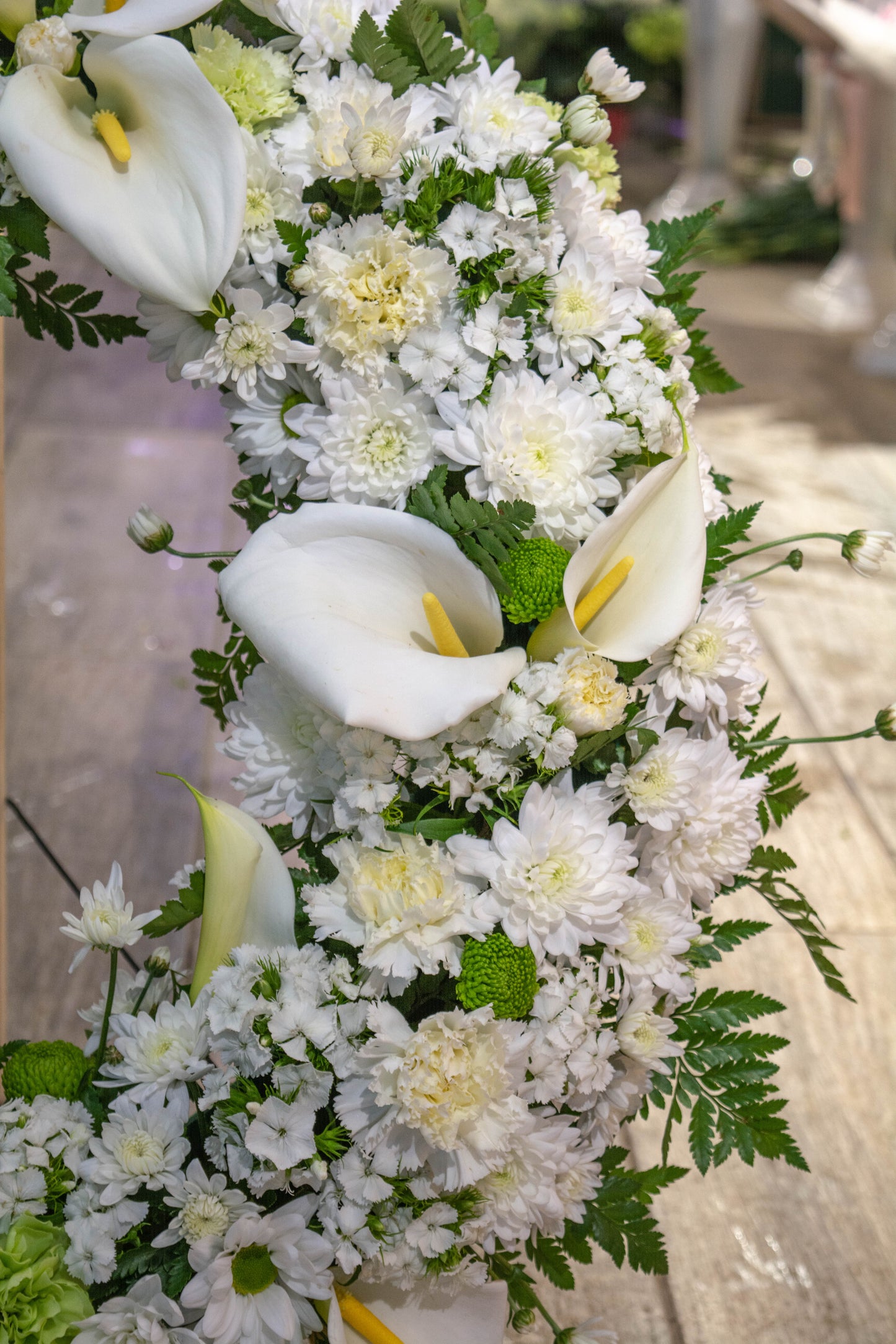 Buchete funerare cu flori naturale în memoria celor dragi Coroane funerare personalizate cu flori proaspete Trandafiri și alte flori naturale în coroanele funerare Omagiu și respect cu coroane funerare cu flori naturale Livrare GRATUITĂ pentru coroanele funerare cu flori naturale în Resita