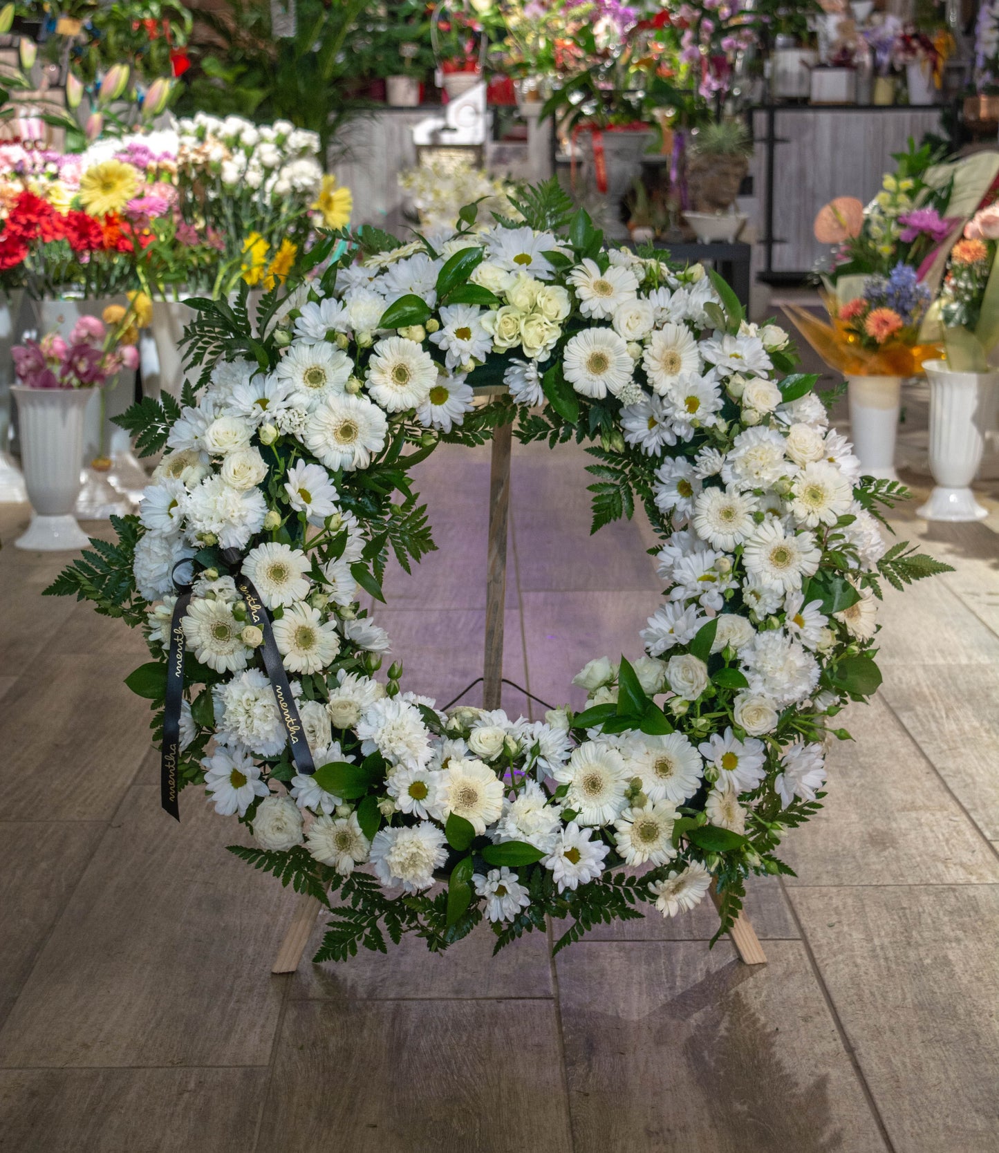 Detaliu coroană funerară 'Cerul Plin de Stele': crizanteme albe în prim-plan, exprimând puritatea și lumină, cu livrare GRATUITĂ în Resita