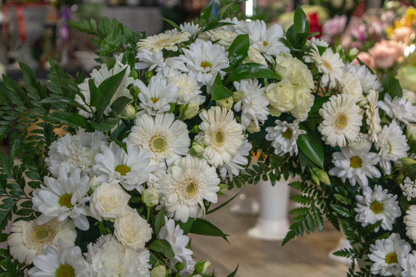 Coroană funerară 'Cerul Plin de Stele' în ansamblu: ultima imagine din colecție, subliniind frumusețea și solemnitatea acestui omagiu floral, cu livrare GRATUITĂ în Resita.
