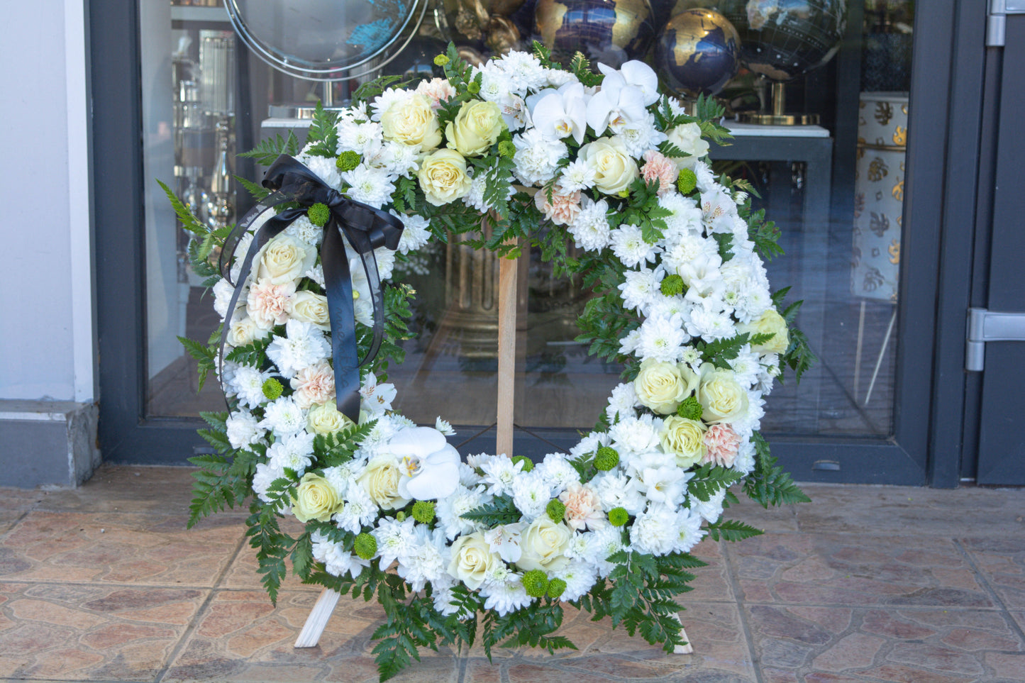 Coroană funerară 'Clasic Deosebit' în ansamblu: ultima imagine din colecție, evidențiind frumusețea și reverența acestui omagiu floral, cu livrare GRATUITĂ în Resita.