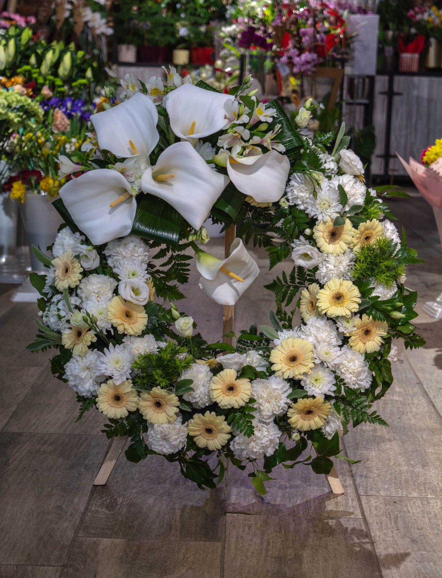 Coroană funerară 'Zile cu Soare' în ansamblu: ultima imagine din colecție, evidențiind frumusețea și caldura acestui omagiu floral, cu livrare GRATUITĂ în Resita