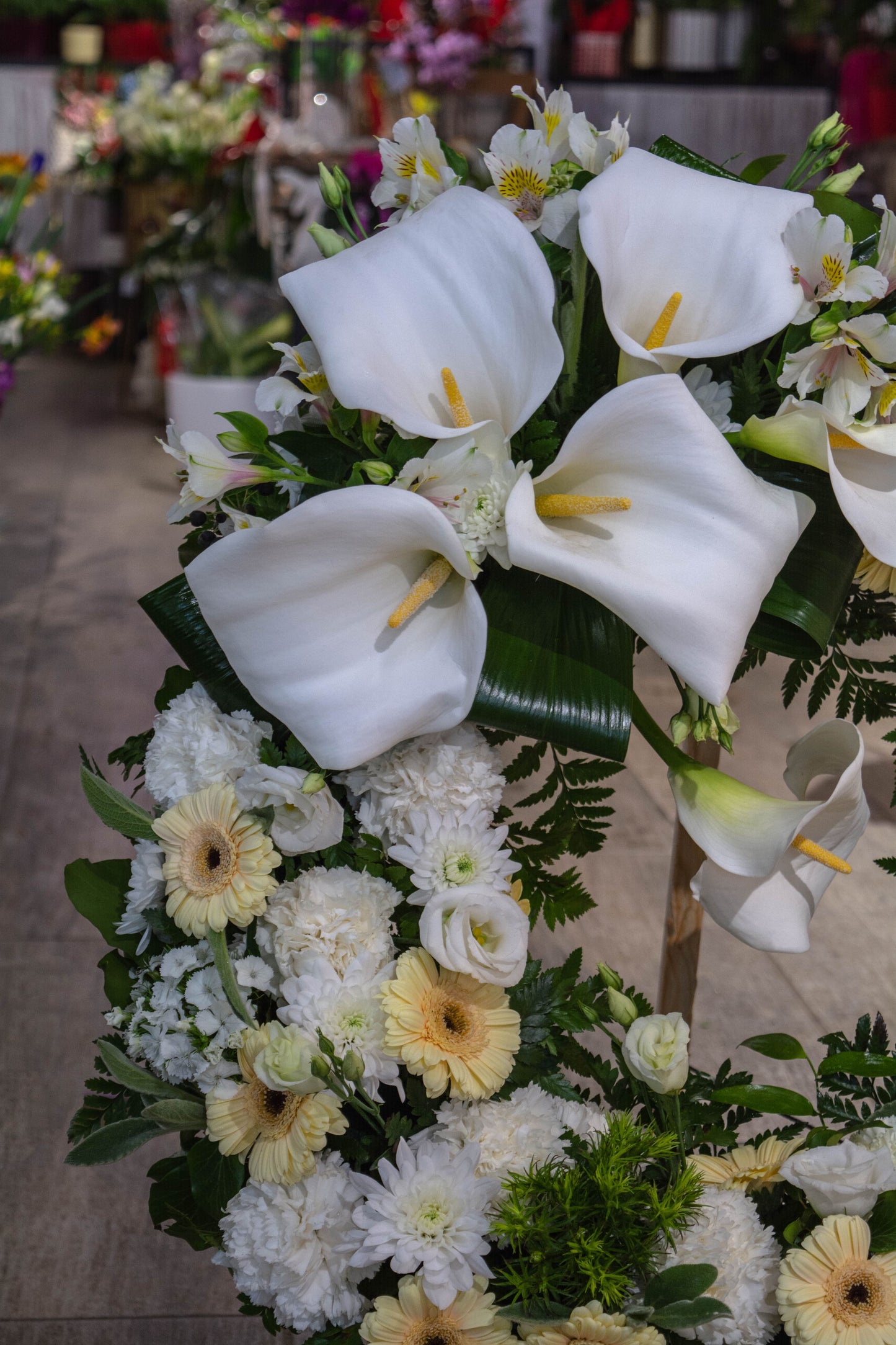 Detaliu coroană funerară 'Zile cu Soare': crizanteme și garoafe albe în prim-plan, simbolizând puritatea și lumină, cu livrare GRATUITĂ în Resita