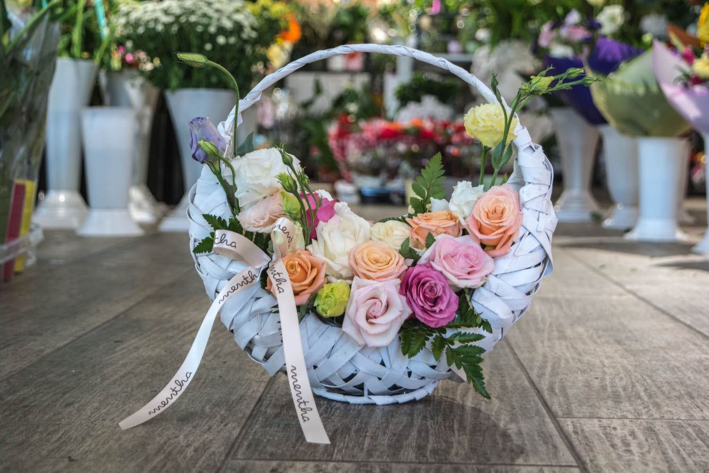"Compoziție florală BARCUTA FLORILOR cu lisianthus și trandafiri, livrare GRATUITĂ în Resita" "Bucurați-vă de BARCUTA FLORILOR cu lisianthus și trandafiri, livrare GRATUITĂ Resita" "Aranjament floral BARCUTA FLORILOR, livrare GRATUITĂ în Resita" "Flori proaspete în BARCUTA FLORILOR, livrare GRATUITĂ Resita" "BARCUTA FLORILOR cu lisianthus și trandafiri, livrare GRATUITĂ în Resita"