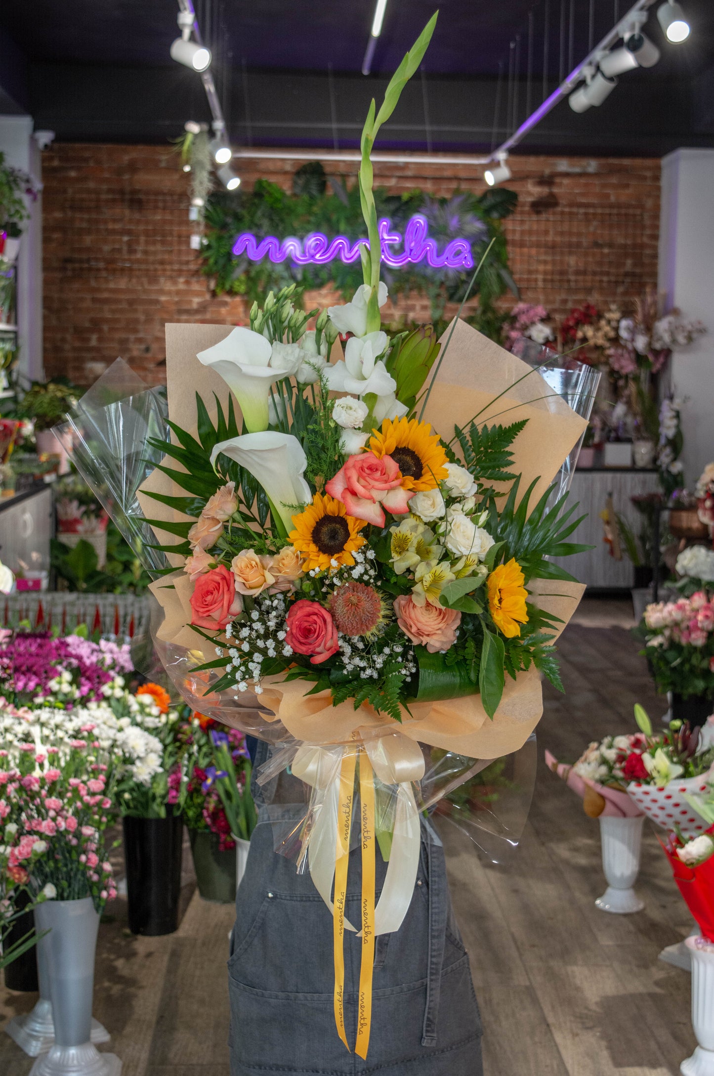 Buchet cu cale, floarea soarelui, trandafiri și gladiole - livrare gratuită flori în Reșița