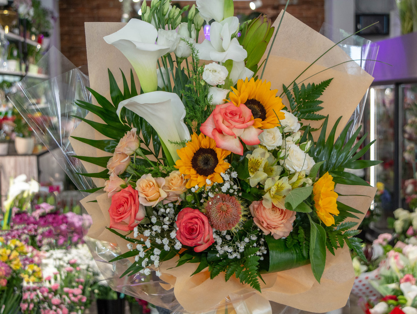 Detaliu buchet vară la țară cu cale, floarea soarelui, trandafiri și gladiole - aranjament floral rustic - livrare în Reșița