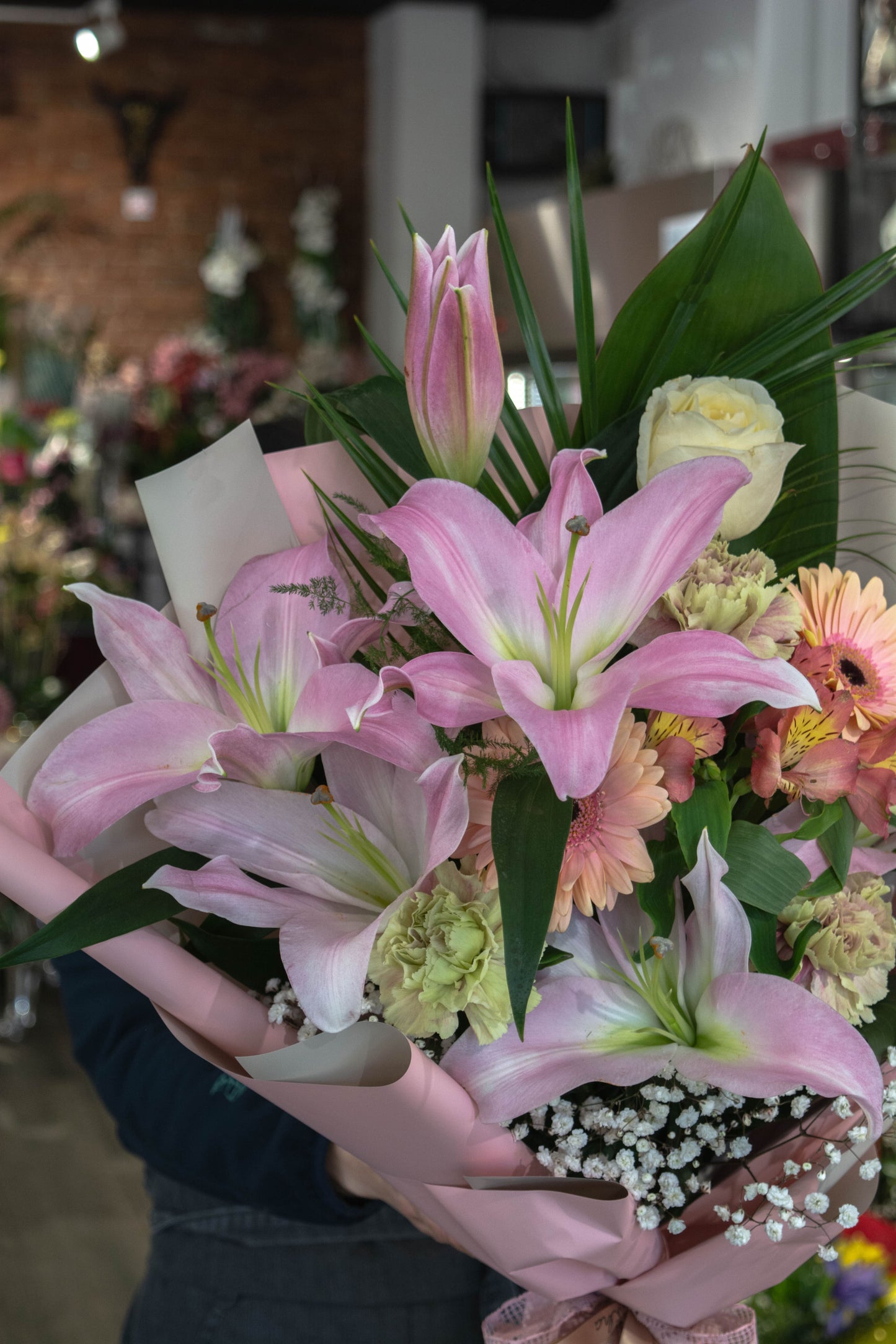 Gerbera și garoafe într-o explozie de culori: detaliu din buchetul nostru, aducând vitalitate și energie în fiecare petală, perfect pentru orice ocazie specială, cu livrare GRATUITĂ în Resita