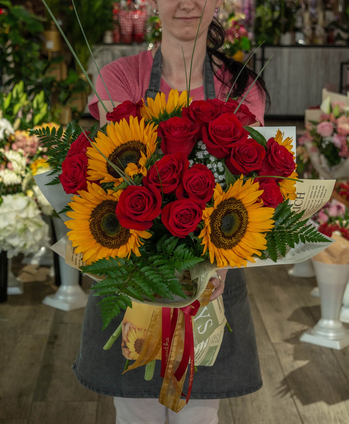 Buchet de flori soare și pasiune cu trandafiri roșii și floarea soarelui - livrare flori în Reșița