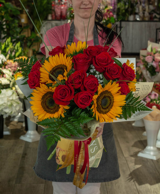 Buchet de flori soare și pasiune cu trandafiri roșii și floarea soarelui - livrare flori în Reșița