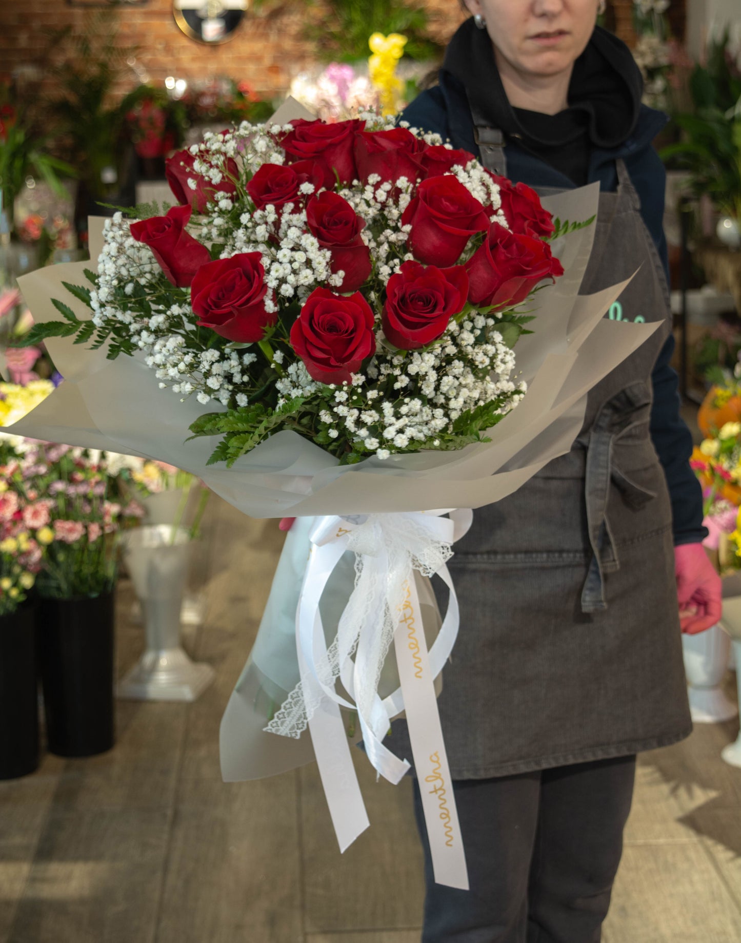 Buchet 15 trandafiri cu livrare GRATUITĂ în Resita Livrare GRATUITĂ buchet trandafiri 15 Resita Buchet proaspăt cu 15 trandafiri și livrare GRATUITĂ Aranjament floral delicat cu 15 trandafiri și livrare GRATUITĂ Trandafiri colorați pentru livrare GRATUITĂ în Resita