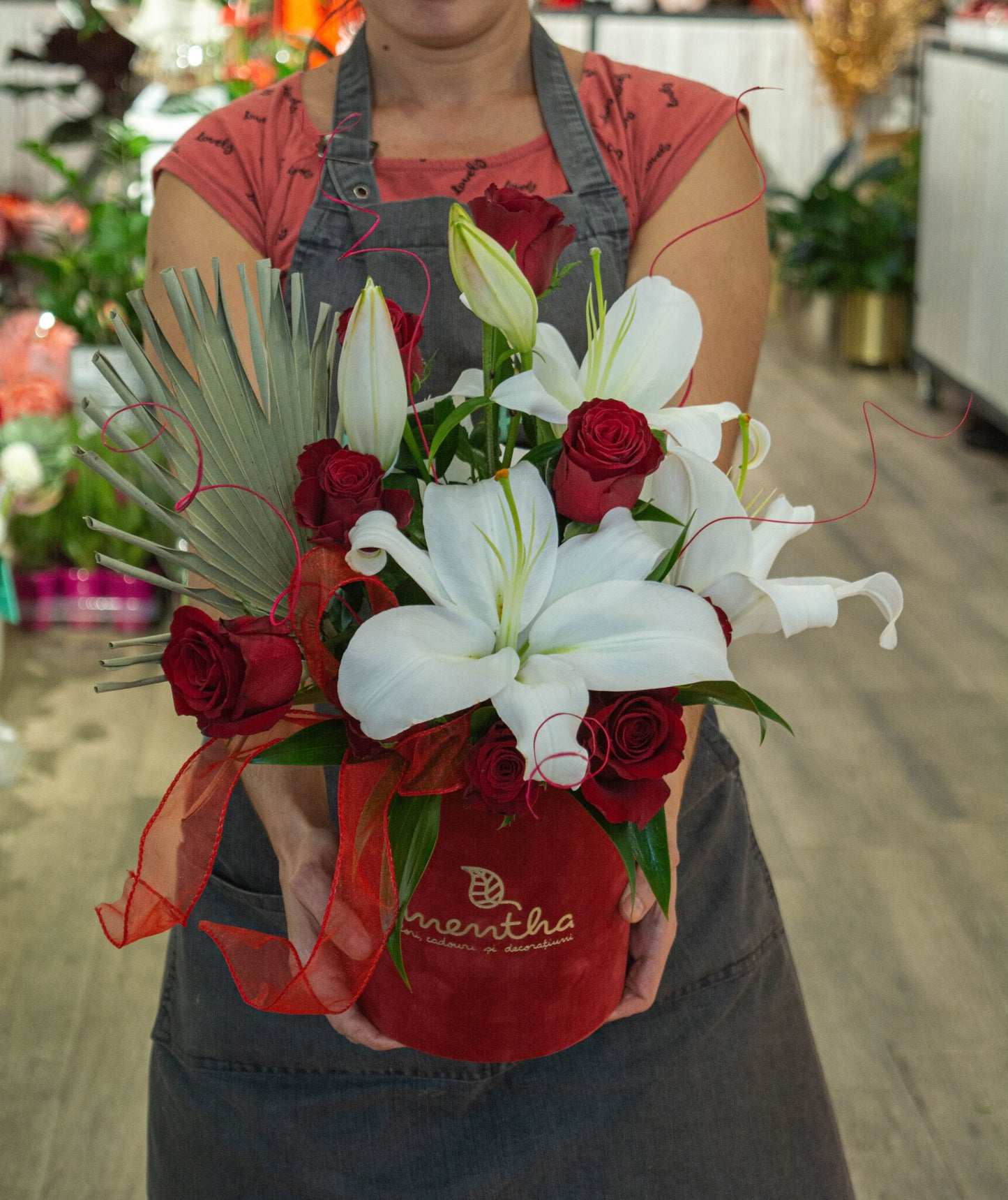 Cutie elegantă cu crini imperiali și trandafiri catifelați, livrare flori GRATUITĂ în Resita Arome divine: cutie cu crini imperiali și trandafiri parfumați, livrare GRATUITĂ