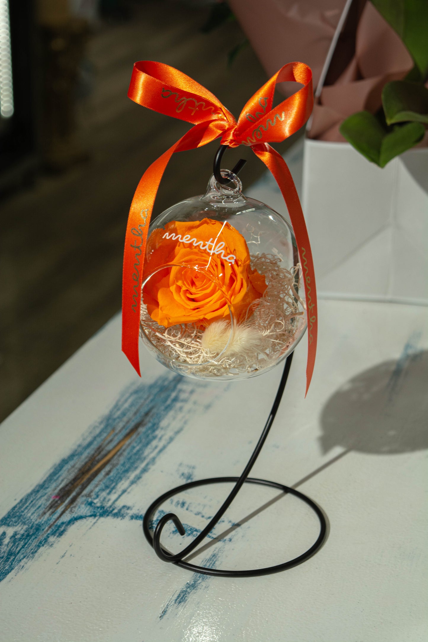 Trandafir criogenat portocaliu ⌀8cm în cupola de sticlă cu picior 13x37cm