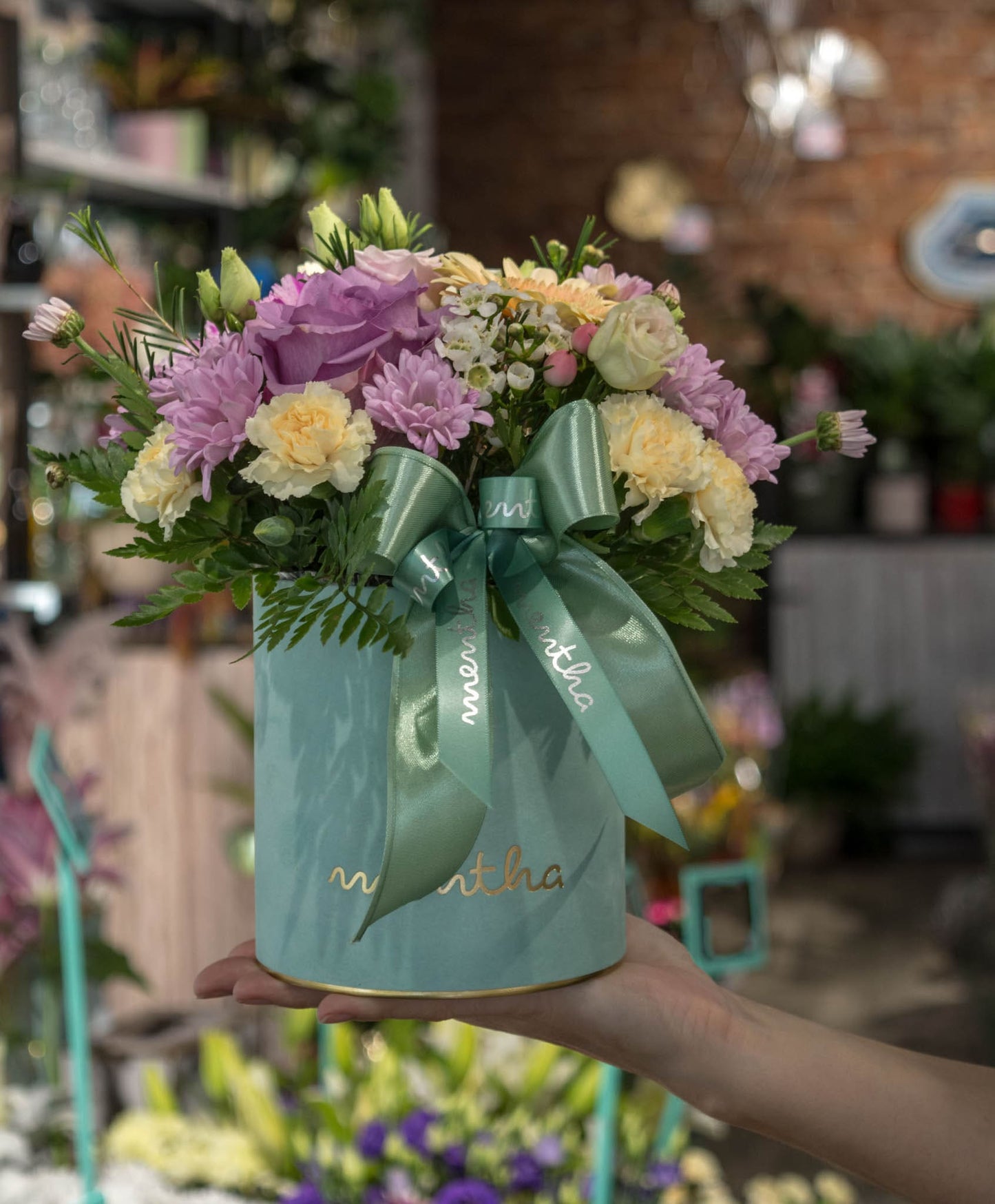 Aranjament floral vibrant și plin de culoare într-o cutie fermecătoare, cu livrare GRATUITĂ în Resita.