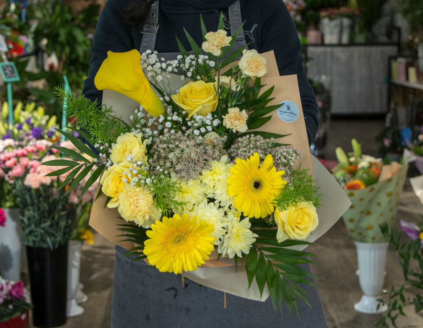 Buchet galben zâmbitor cu livrare GRATUITĂ la domiciliu în Resita Aranjament floral cu cale, gerbera, garofițe, crizanteme și trandafiri, livrare GRATUITĂ în Resita Cadou floral galben cu livrare GRATUITĂ în Resita Buchet vesel cu flori galbene și livrare GRATUITĂ la domiciliu în Resita Flori proaspete în nuanțe de galben cu livrare GRATUITĂ în Resita