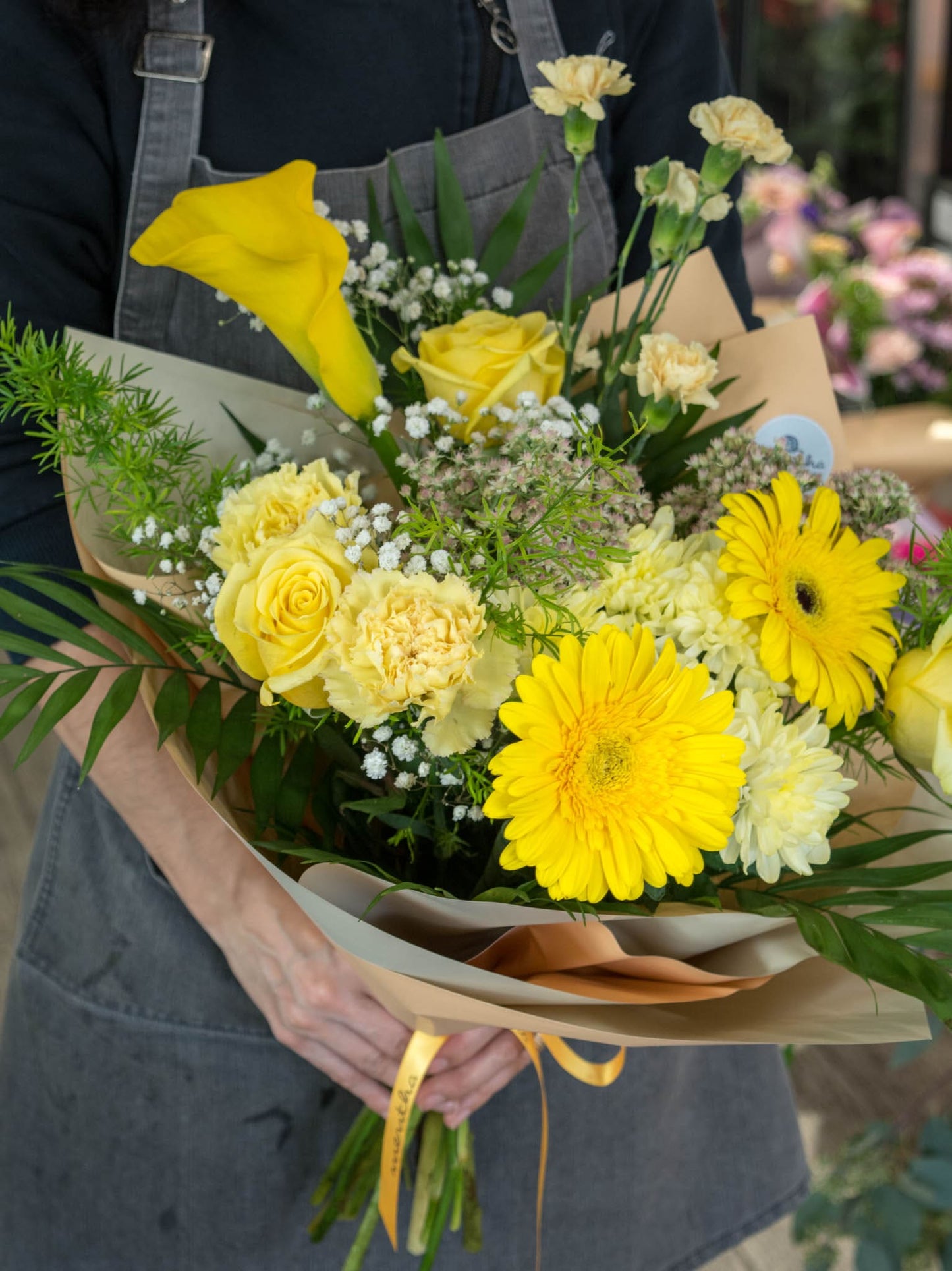 Comandă acum: Buchet galben zâmbitor cu livrare GRATUITĂ la Reșița Cale, gerbera, garofițe, crizanteme și trandafiri galbeni cu livrare GRATUITĂ în Resita Alegeți buchetul nostru galben zâmbitor cu livrare GRATUITĂ în Resita Buchet proaspăt și vesel cu livrare GRATUITĂ în Resita Livrare rapidă și GRATUITĂ pentru buchetul galben zâmbitor în Resita