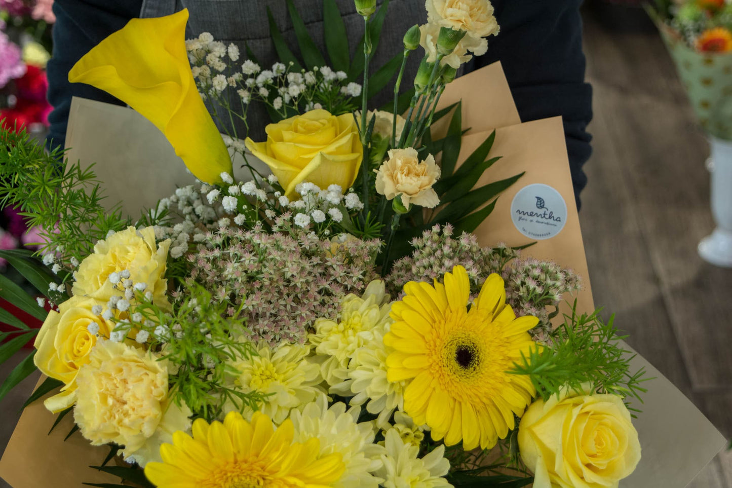 Buchet galben zâmbitor cu livrare GRATUITĂ la domiciliu în Resita Aranjament floral cu cale, gerbera, garofițe, crizanteme și trandafiri, livrare GRATUITĂ în Resita Cadou floral galben cu livrare GRATUITĂ în Resita Buchet vesel cu flori galbene și livrare GRATUITĂ la domiciliu în Resita Flori proaspete în nuanțe de galben cu livrare GRATUITĂ în Resita