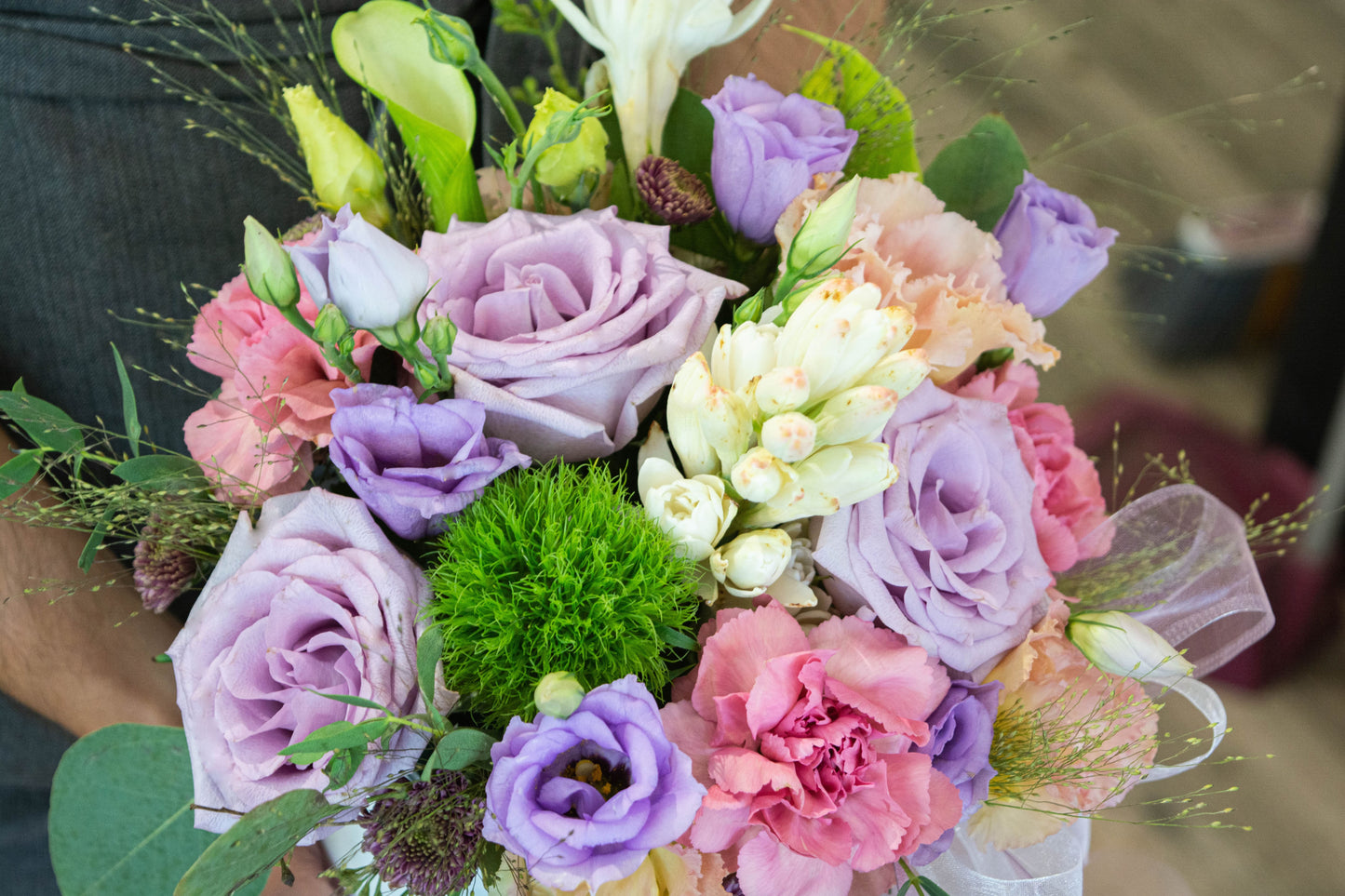 Aranjament floral colorat și artificii: o imagine plină de energie și bucurie, cu livrare GRATUITĂ în Resita.