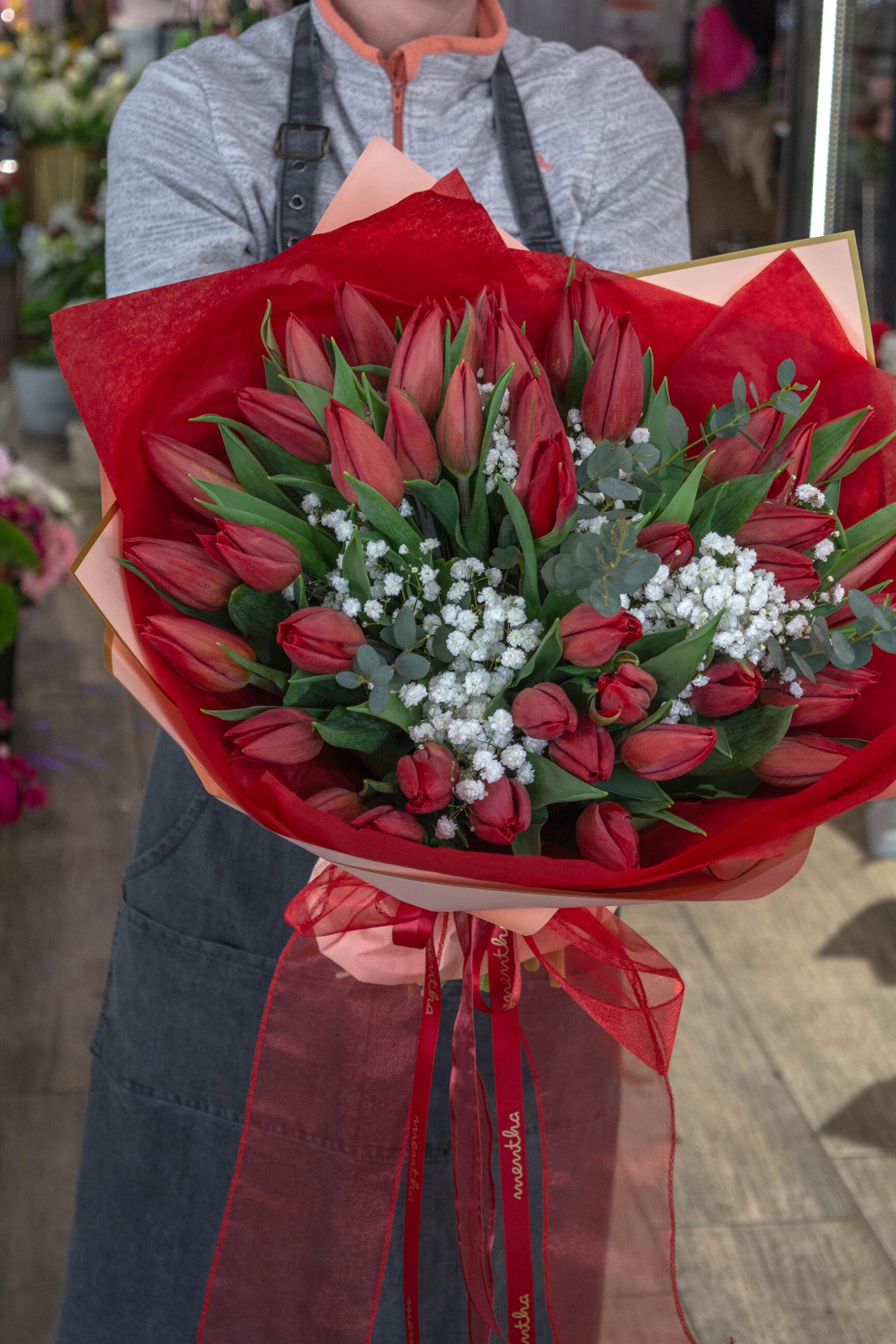 Fiecare lalea roșie este selectată cu grijă pentru a asigura prospețimea și calitatea buchetului nostru - comandați online de la floraria Mentha Resita!
