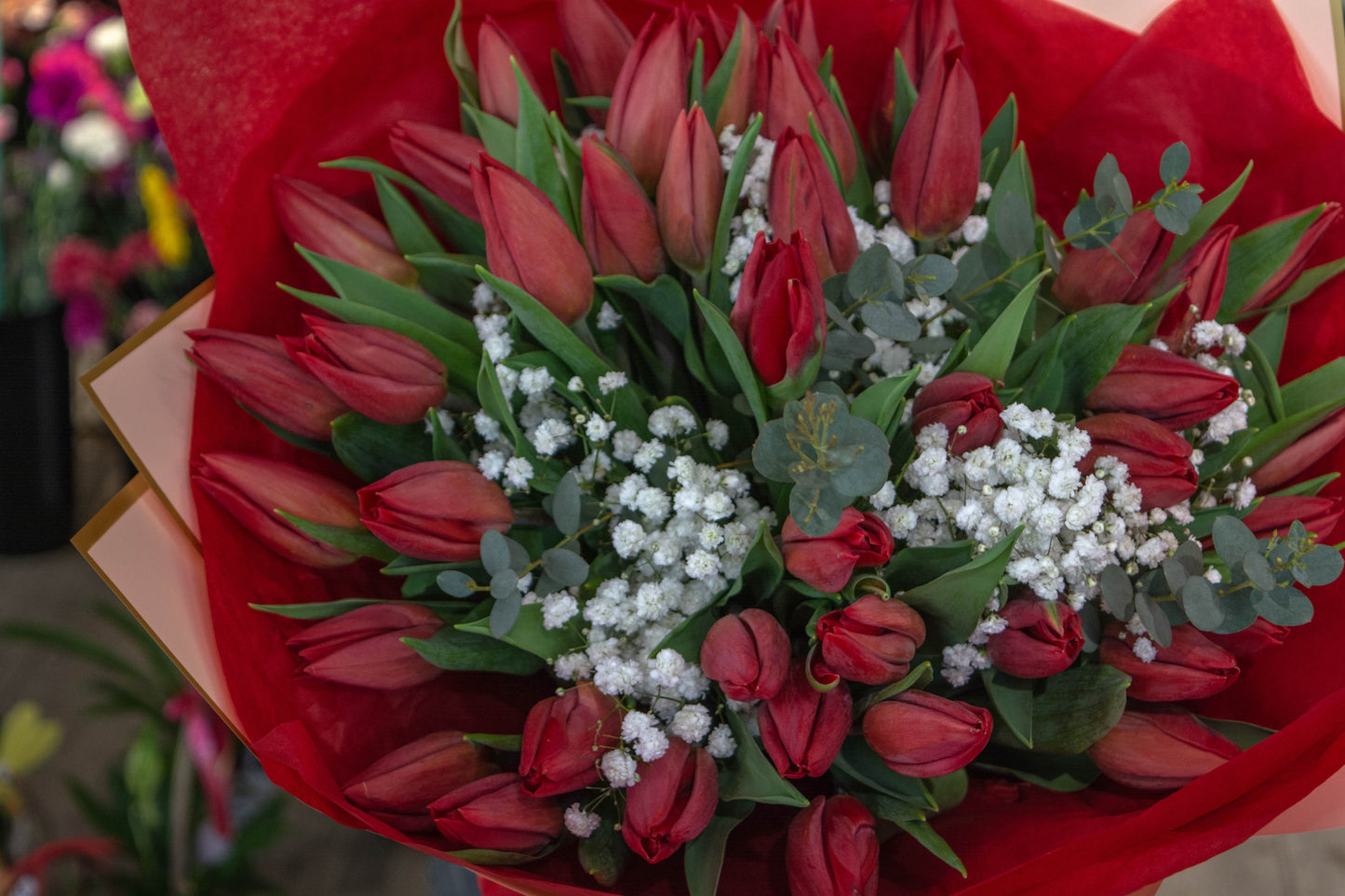 Adăugați o notă de eleganță și rafinament în casă cu acest buchet tradițional de lalele roșii de la floraria online Mentha Resita.