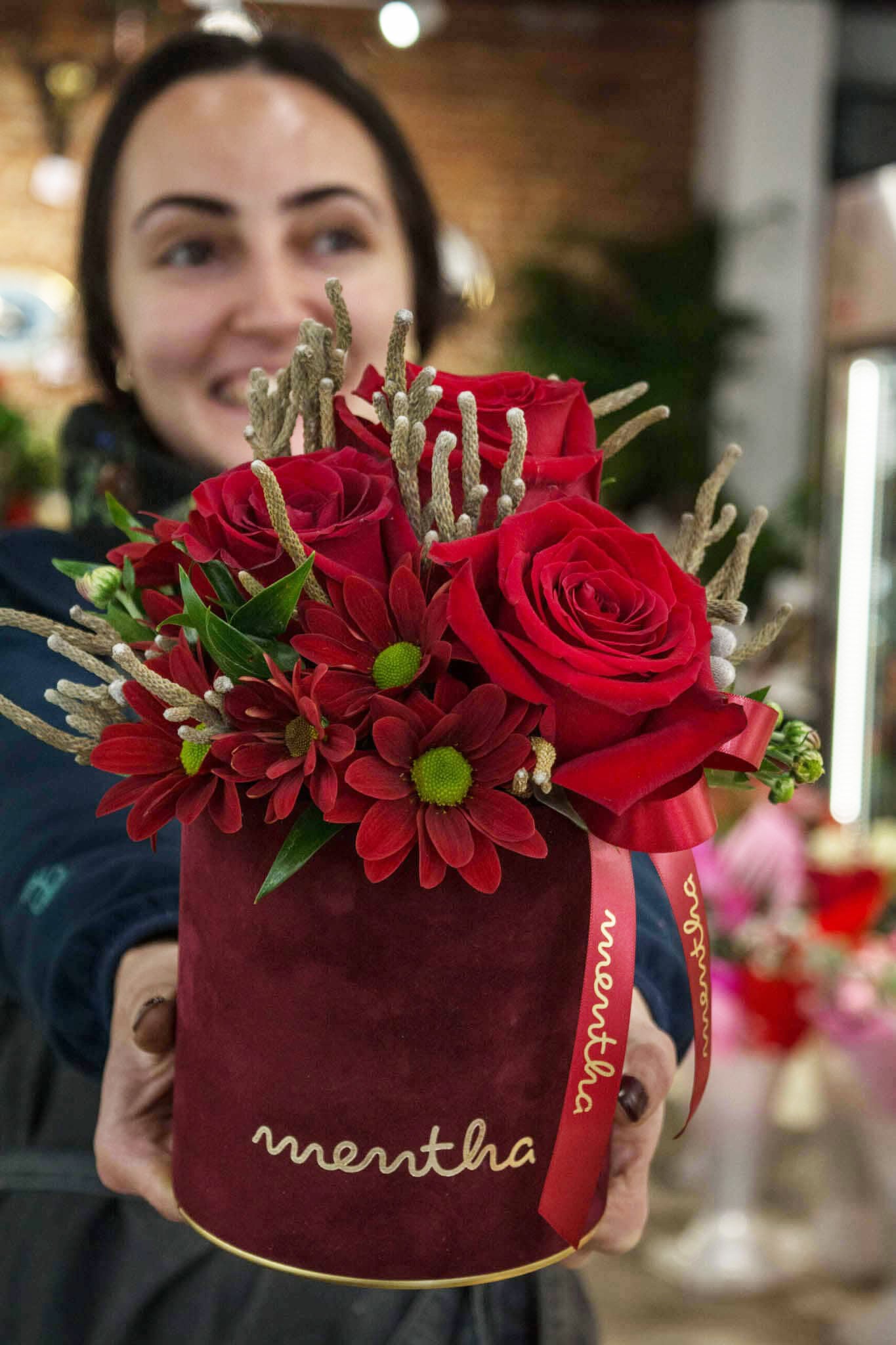 Fascinație în catifea: detalii din cutia noastră elegantă, simbolizând rafinamentul și frumusețea florilor, cu livrare GRATUITĂ în Resita