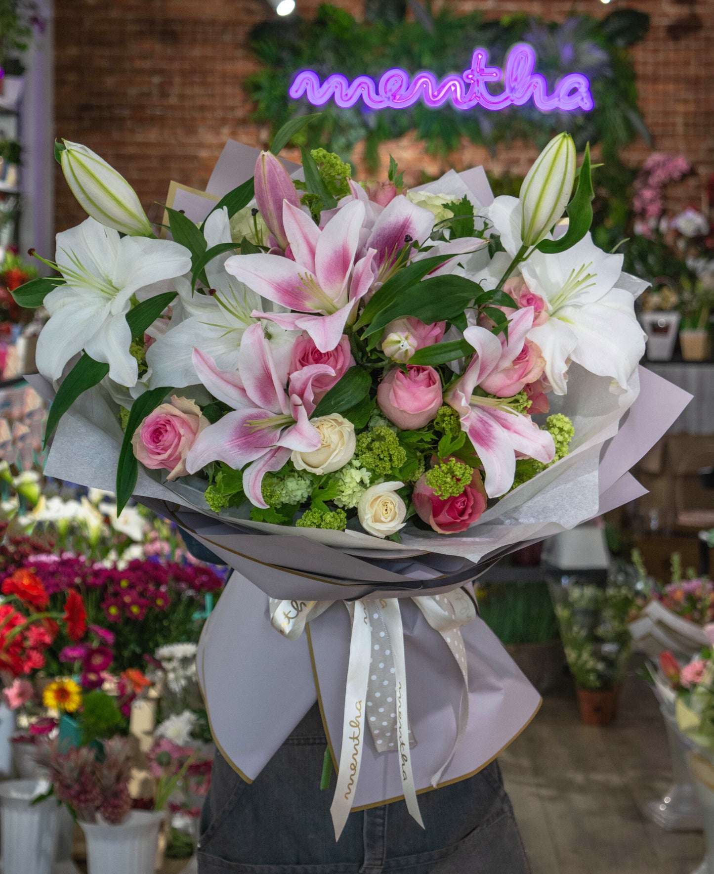 Buchet proaspăt cu crini imperiali asortați și trandafiri roz și albi, livrare GRATUITĂ Comandă online: Buchet cu crini imperiali și trandafiri roz și albi, livrare GRATUITĂ în Resita Arome îmbătătoare: buchet cu crini imperiali asortați și trandafiri roz și albi, livrare GRATUITĂ Livrare rapidă și GRATUITĂ pentru buchetul cu crini imperiali, trandafiri roz și albi în Resita Alegeți eleganța: buchet cu crini imperiali și trandafiri roz și albi, livrare GRATUITĂ în Resita.