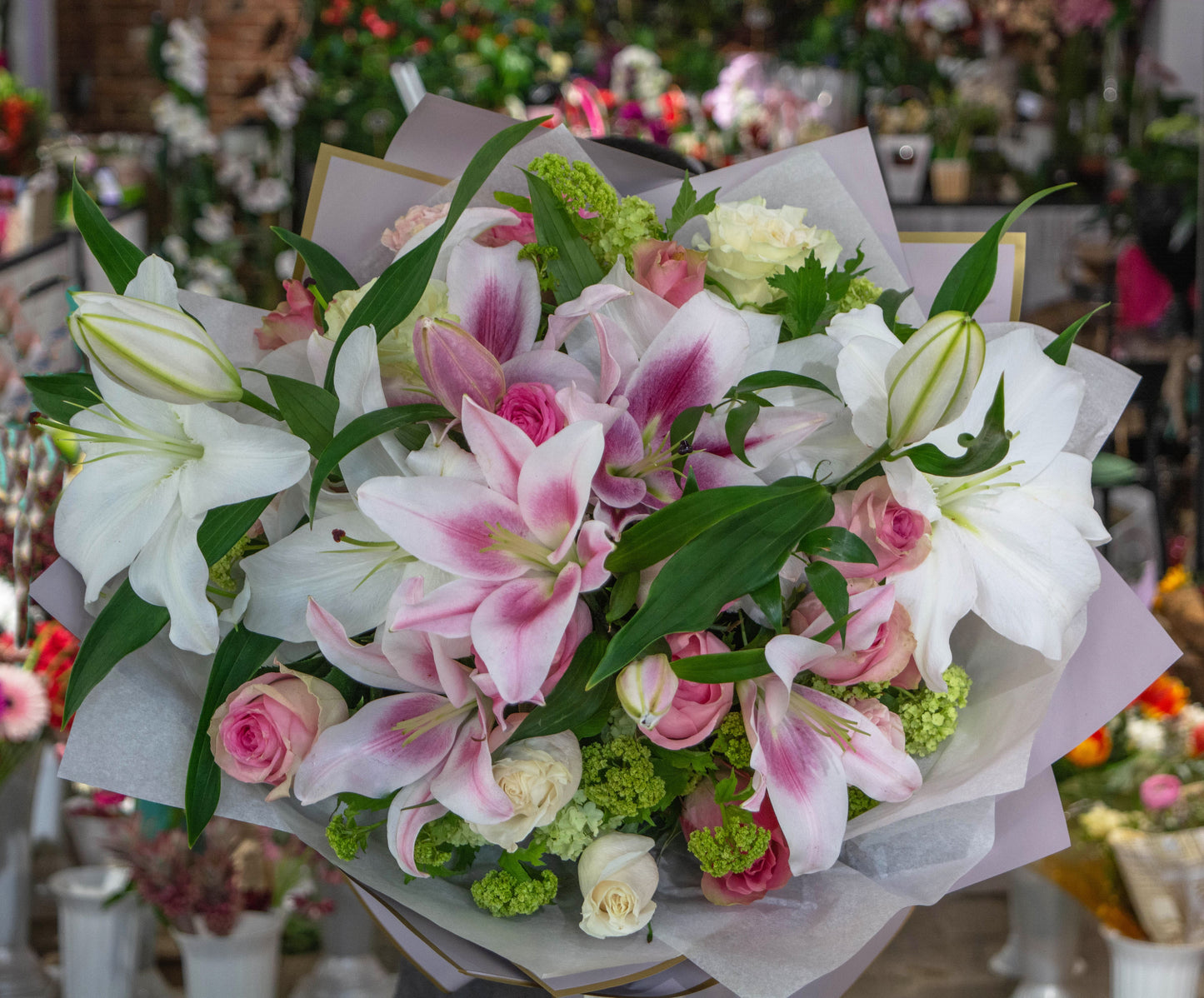 Buchet proaspăt cu crini imperiali asortați și trandafiri roz și albi, livrare GRATUITĂ Comandă online: Buchet cu crini imperiali și trandafiri roz și albi, livrare GRATUITĂ în Resita Arome îmbătătoare: buchet cu crini imperiali asortați și trandafiri roz și albi, livrare GRATUITĂ Livrare rapidă și GRATUITĂ pentru buchetul cu crini imperiali, trandafiri roz și albi în Resita Alegeți eleganța: buchet cu crini imperiali și trandafiri roz și albi, livrare GRATUITĂ în Resita.