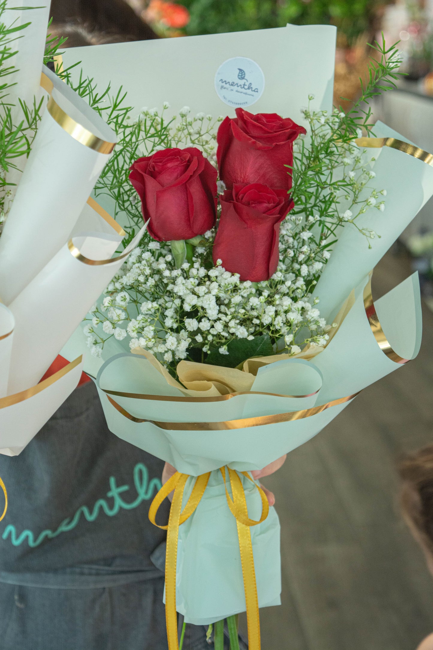 O interpretare contemporană a clasicului buchet de trandafiri: privire de aproape, reflectând eleganța și prospețimea florilor, potrivit pentru orice moment de bucurie